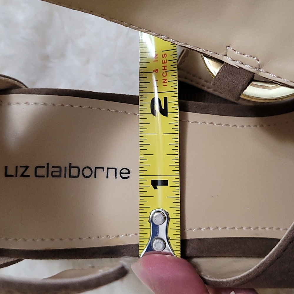 NEW Liz Claiborne Sandal Block Heel Medallion Ankle Strap Suede Truffle Tan 7.5 - Picture 11 of 13